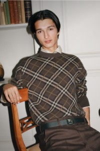 模特身穿棕色Burberry格纹男士平织服饰的照片