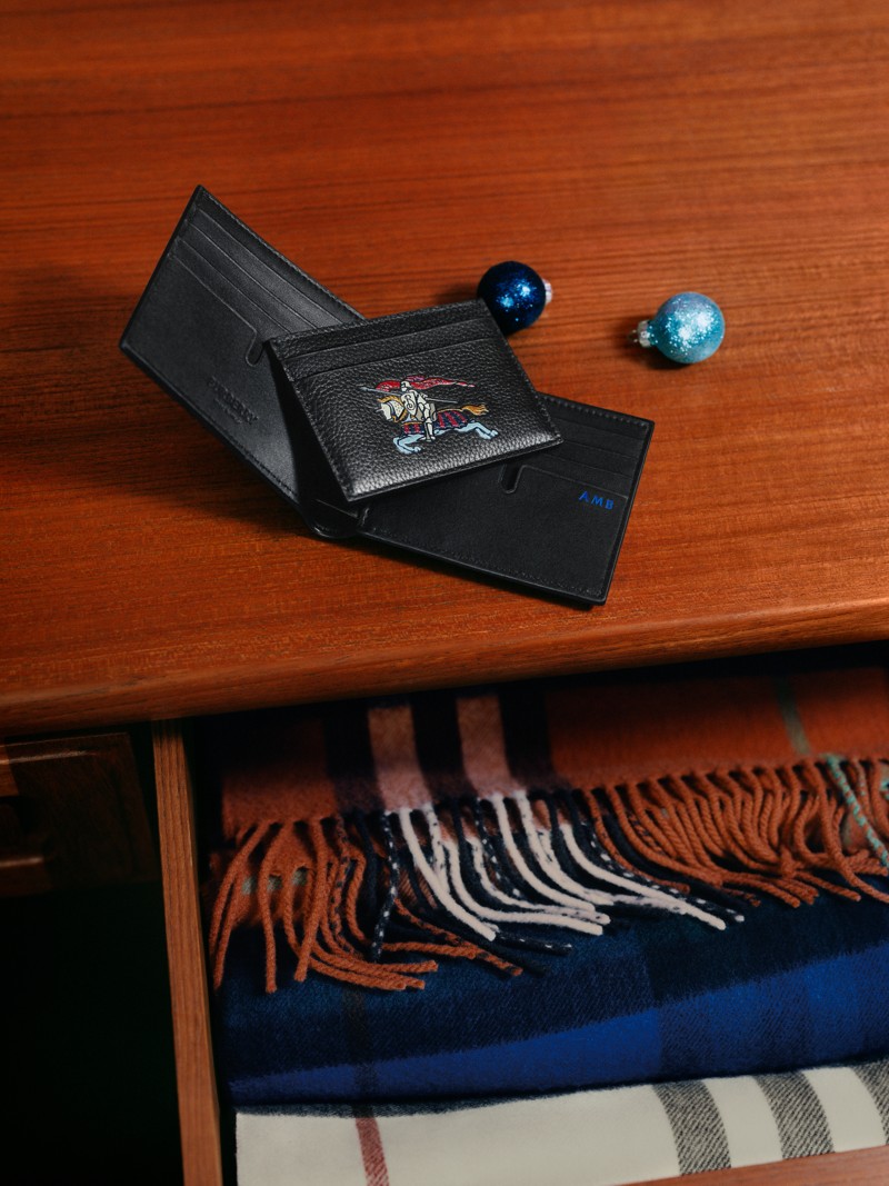 黑色Burberry马术骑士徽标卡片夹，饰有私人印记首字母，适宜佳节赠礼