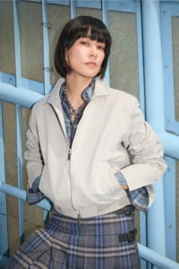 水川麻美身穿Burberry哈林顿外套照片