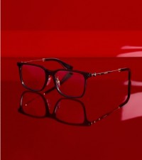Burberry光学眼镜，于红色背景下展示