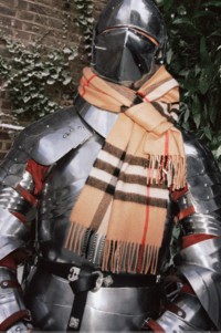 Burberry2025盛夏乐章宣传大片，Burberry骑士佩戴经典格纹围巾出镜 