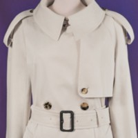 人体模特上身Burberry风衣特写