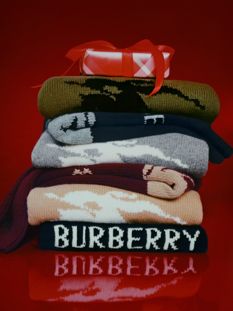 Burberry佳节宣传大片，男士马术骑士徽标羊毛羊绒混纺针织衫出镜