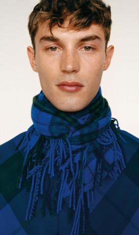 2024春季系列模特，身穿骑士蓝Burberry格纹羊绒围巾