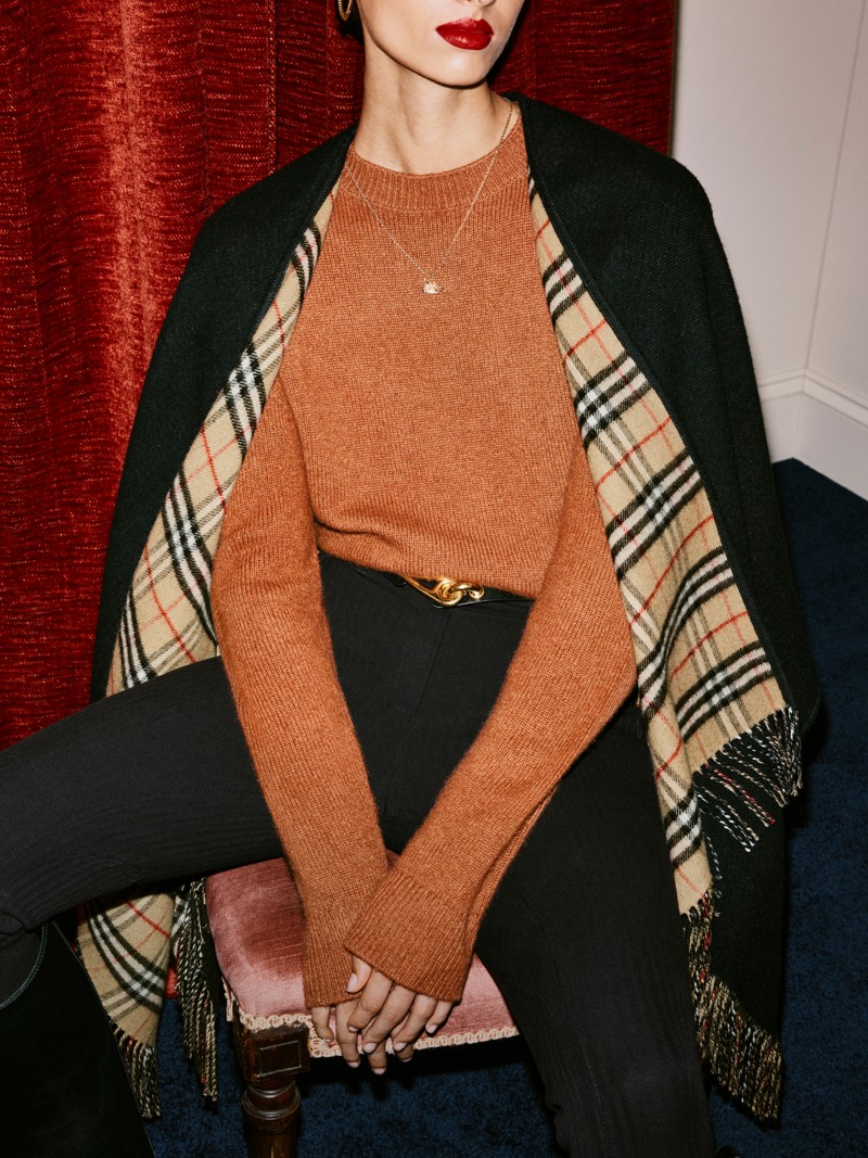 Burberry佳节宣传大片，模特身着双面两穿格纹羊毛斗篷 