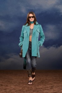 Burberry2026夏季时装秀，模特Mel Van Roemburg身穿蓝色棉质大衣，搭配马克莱姆编织工艺针织上衣