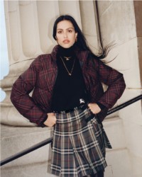Amelia Gray身穿格纹Ambleside羽绒服，出镜Burberry2025外套宣传大片