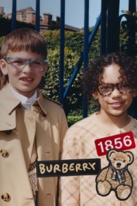Burberry童装新品，男童模特身穿品牌风衣，女童模特身穿格纹针织衫