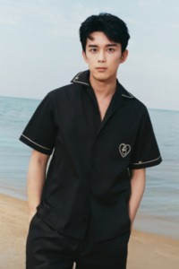Burberry 七夕情人节广告大片，演员吴磊身着 Burberry 七夕系列黑色套装