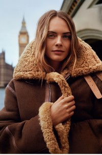 Cara Delevingne身穿Burberry飞行员夹克