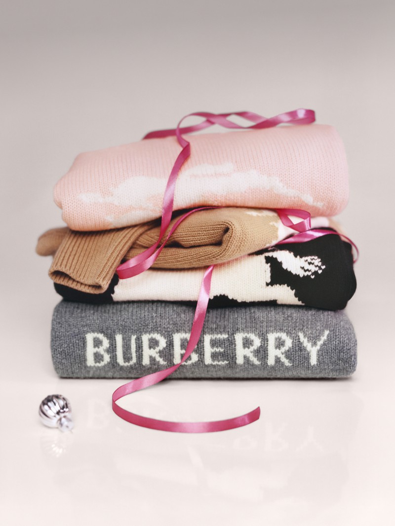 Burberry佳节宣传大片，女士马术骑士徽标羊毛羊绒混纺针织衫出镜
