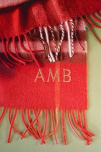 展示不同款式Burberry格纹围巾的动态视频，重点强调可添加字母和符号的全新私人印记服务