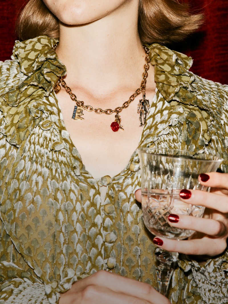 Burberry佳节宣传大片，模特佩戴Burberry女士金色吊饰项链 