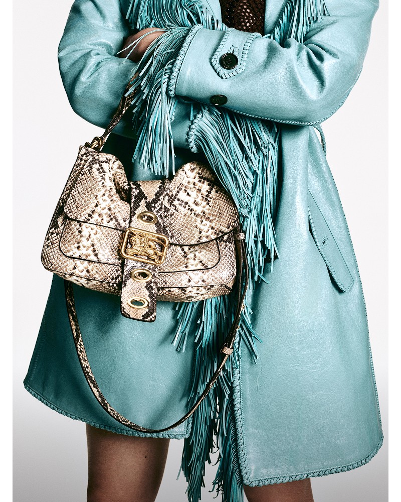 Burberry模特身穿皮革风衣，手持全新Rider包