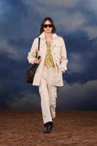 Burberry2026夏季时装秀，模特陈慧佳身穿棉质大衣，搭配花卉罗纹针织上衣