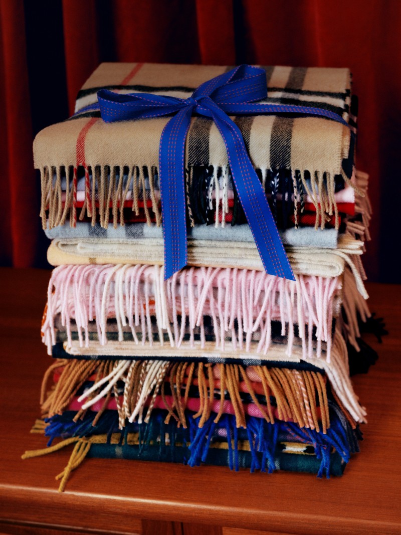 全配色Burberry格纹围巾，适宜佳节赠礼