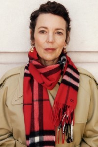 演员Olivia Colman身穿Burberry风衣，佩戴红色Burberry格纹围巾