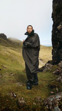 2023冬季宣传大片，出镜模特身穿水獭棕Lambeth兰贝斯版型长款轻便大衣