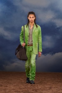 Burberry2026夏季时装秀，模特Malik Derdak身穿绿色涂层牛仔量裁夹克，搭配牛仔裤