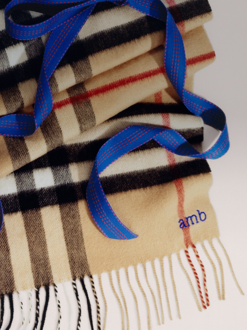 Burberry佳节宣传大片，饰有首字母私人印记绣标的格纹围巾出镜 