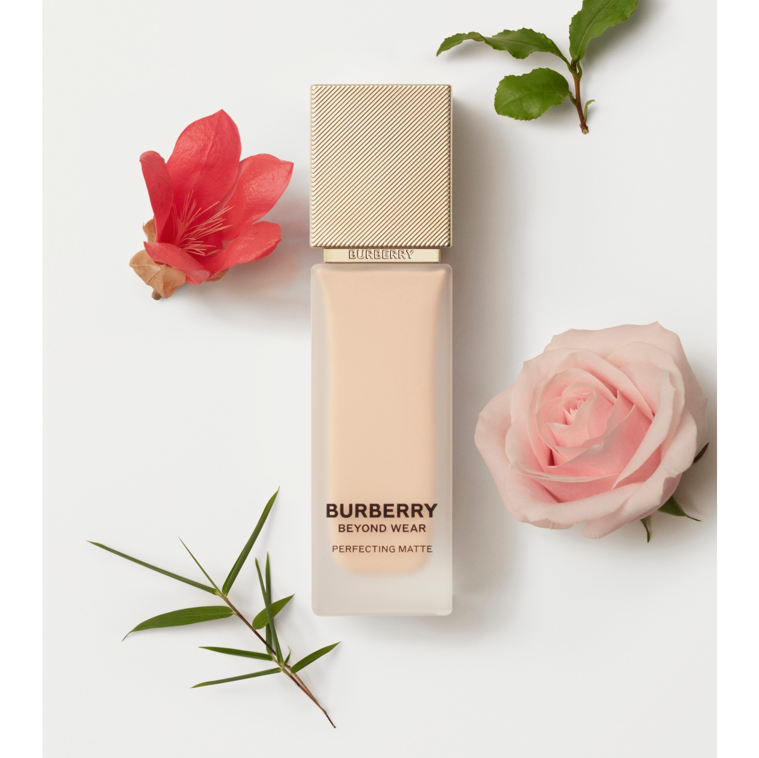 博柏利卓越持妆柔雾粉底液 – 深中性色 120 号