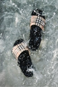 Burberry2025仲夏系列宣传大片，展现水中的格纹拖鞋