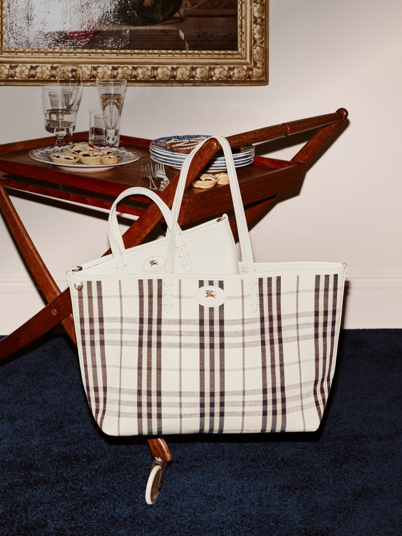 Burberry佳节宣传大片，白色格纹Bloomsbury托特包出镜 