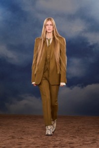 Burberry2026夏季时装秀，模特Iris Lasnet身穿羊毛马海毛量裁夹克，搭配蟒纹印花皮革Ledger靴
