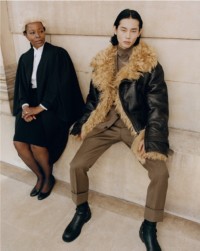 Burberry模特身穿新季外套，与法官坐在石墙边，出镜2025外套系列宣传大片