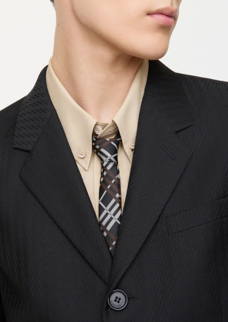 模特佩戴窑棕色格纹窄版丝质领带