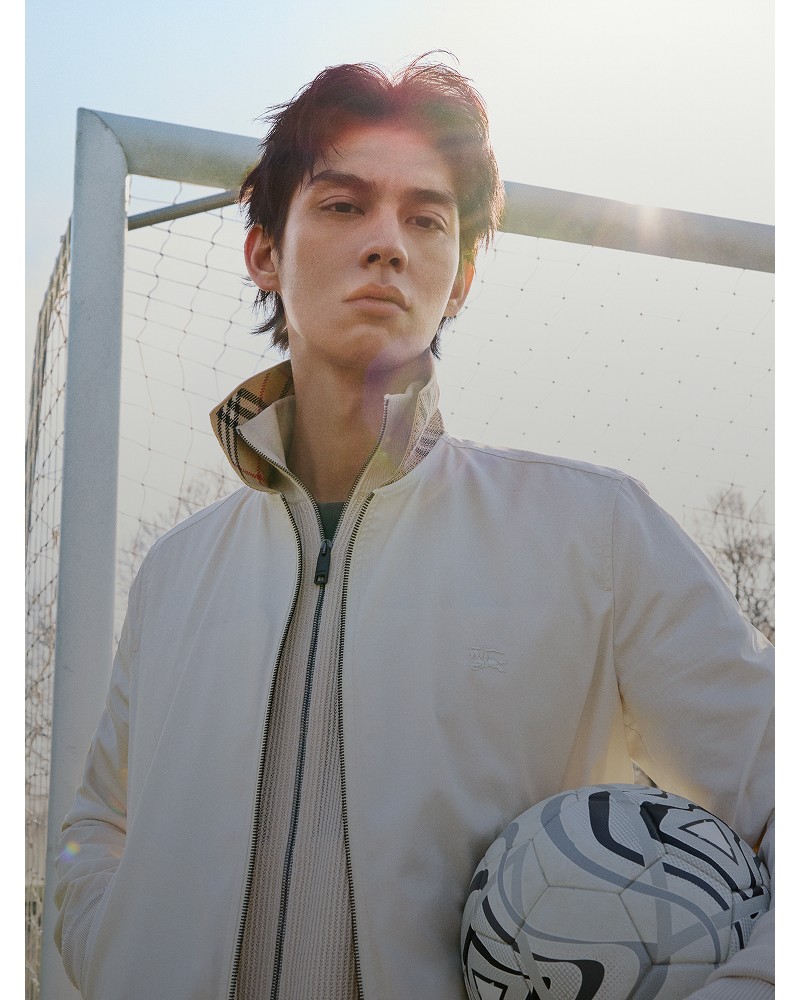 演员Bright身穿轻盈Burberry Glenfields外套