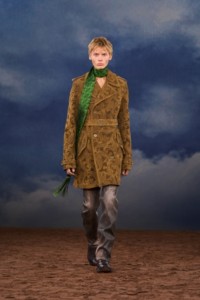 Burberry2026夏季时装秀，模特Louis Cazemage身穿佩斯利图案冲孔反绒面革风衣，搭配皮革Tone靴