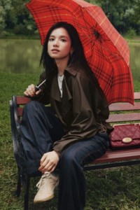 Burberry七夕宣传大片，张婧仪持Burberry Strand手拿包