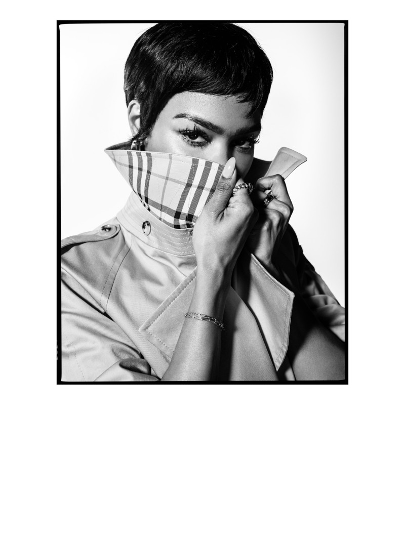 演员Teyana Taylor身穿Burberry Fitzrovia版型风衣特写照片，掀起衣领可见Burberry格纹细节