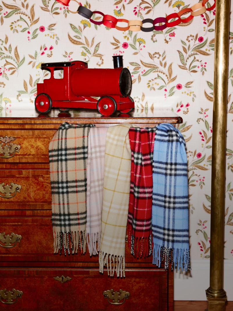 Burberry佳节宣传大片，全配色Burberry格纹儿童围巾出镜，配以节日装饰