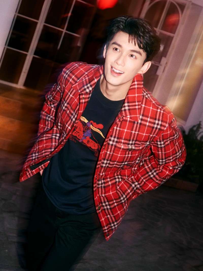 模特身穿红色Burberry格纹衬衫，搭配黑色Burberry Polo衫