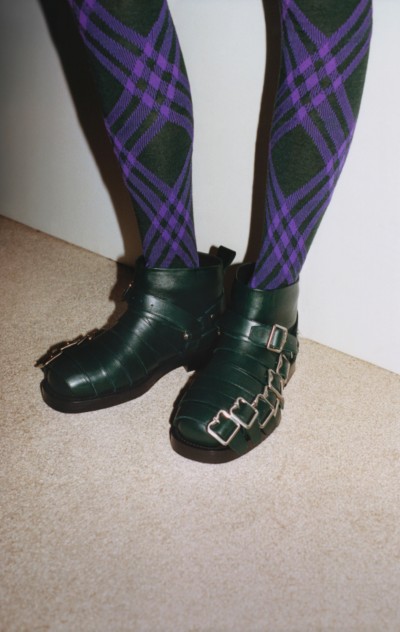 Burberry2023冬季宣传大片，出镜模特身穿藤蔓绿皮革Strap靴，搭配皇室紫拼藤蔓绿格纹弹力羊毛连裤袜 