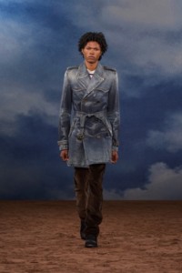 Burberry2026夏季时装秀，模特Amir Ogunsi身穿涂层牛仔风衣和灯芯绒长裤