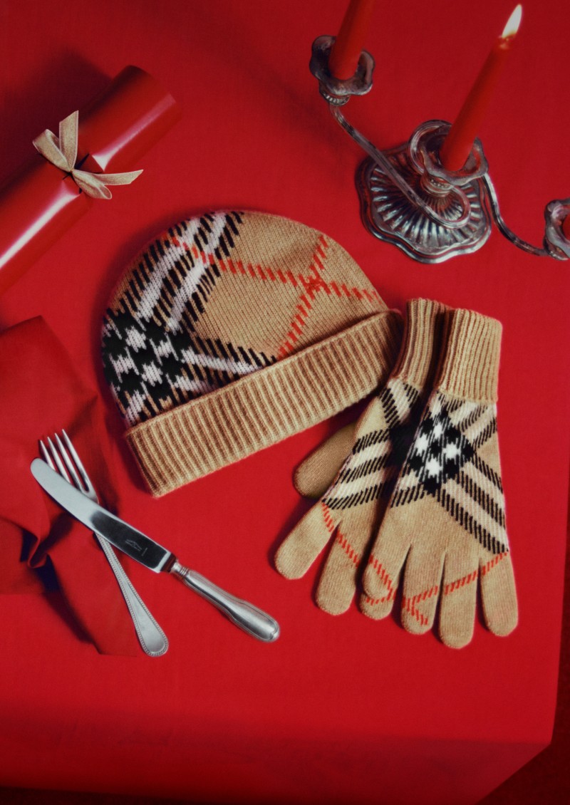 Burberry佳节宣传大片，带有节日装饰的典藏米色格纹帽子和手套出镜 