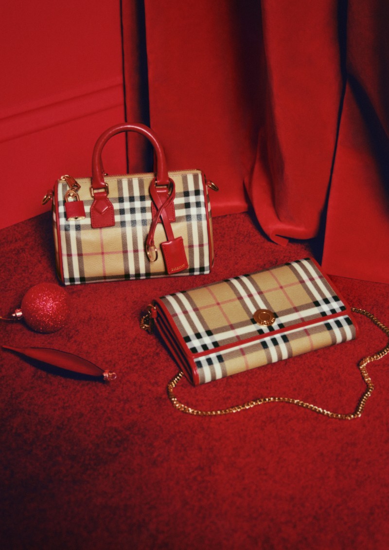Burberry佳节宣传大片，红色格纹饰边保龄球包和格纹链条肩背带钱夹出镜 