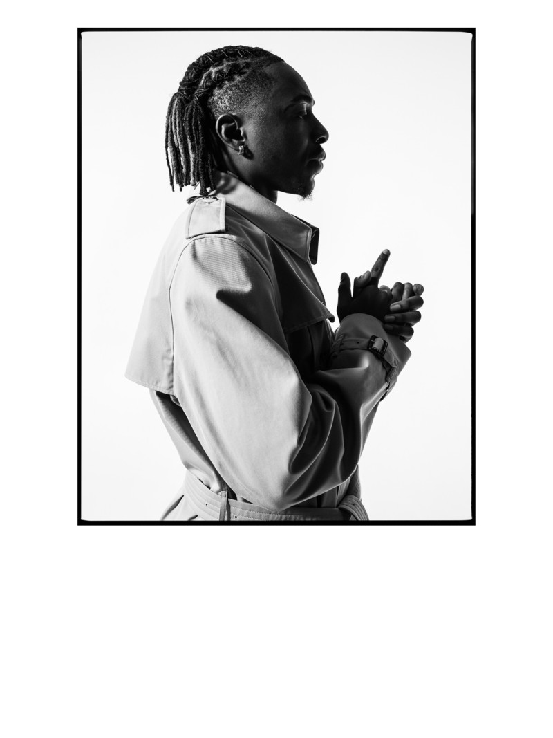 足球运动员Eberechi Eze身穿Burberry风衣