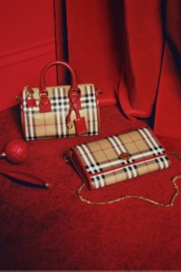 典藏米色拼宝石红色迷你格纹保龄球包，以及红色背景下的典藏米色拼宝石红色顶部提柄Note包