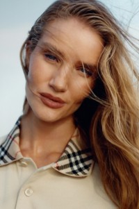 Rosie Huntington-Whiteley身穿格纹衣领品牌Polo衫